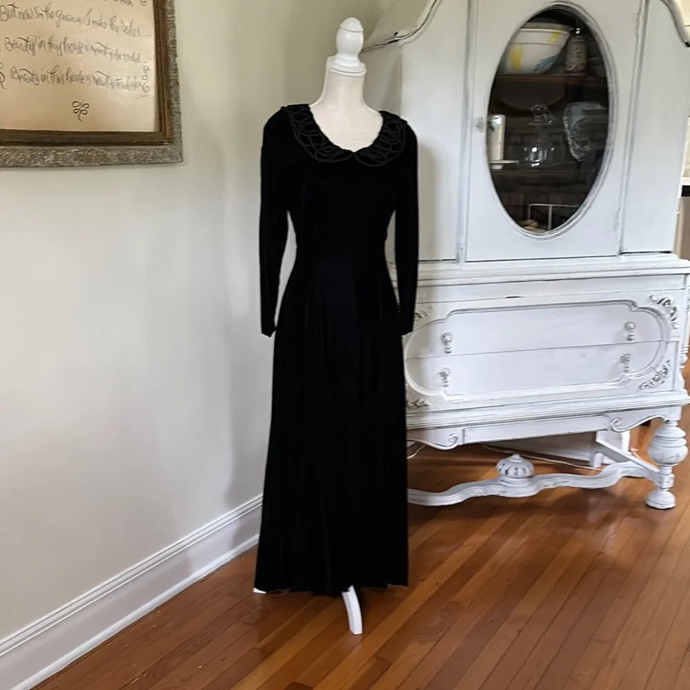 Elegant Black Velvet Evening Gown - Picture 1 of 3